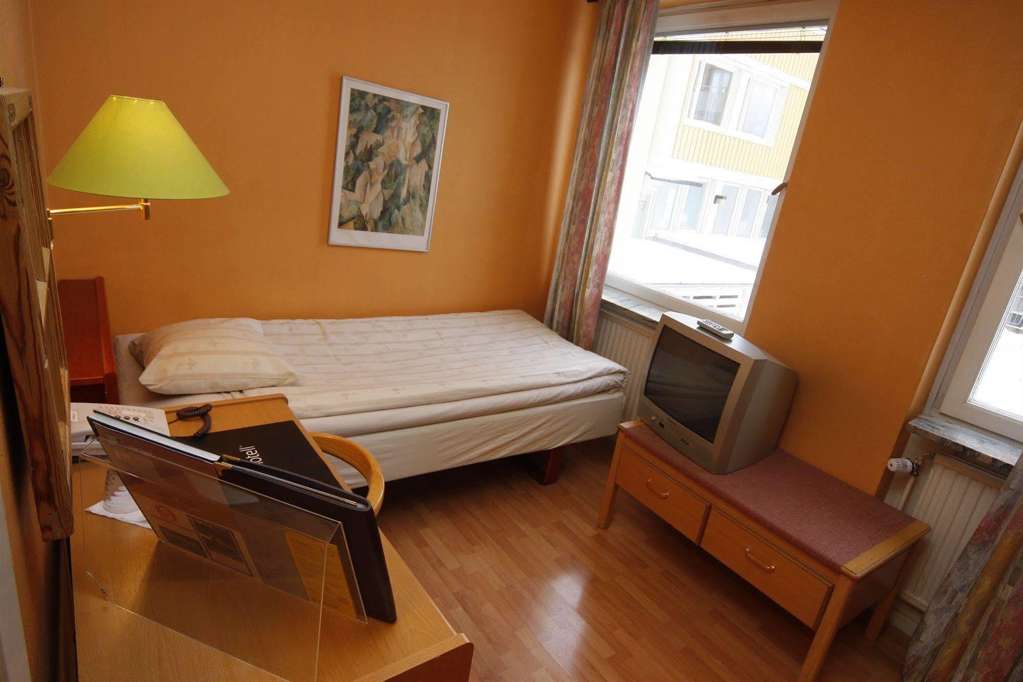 Hotel Aveny Bed & Breakfast Gavle Bagian luar foto